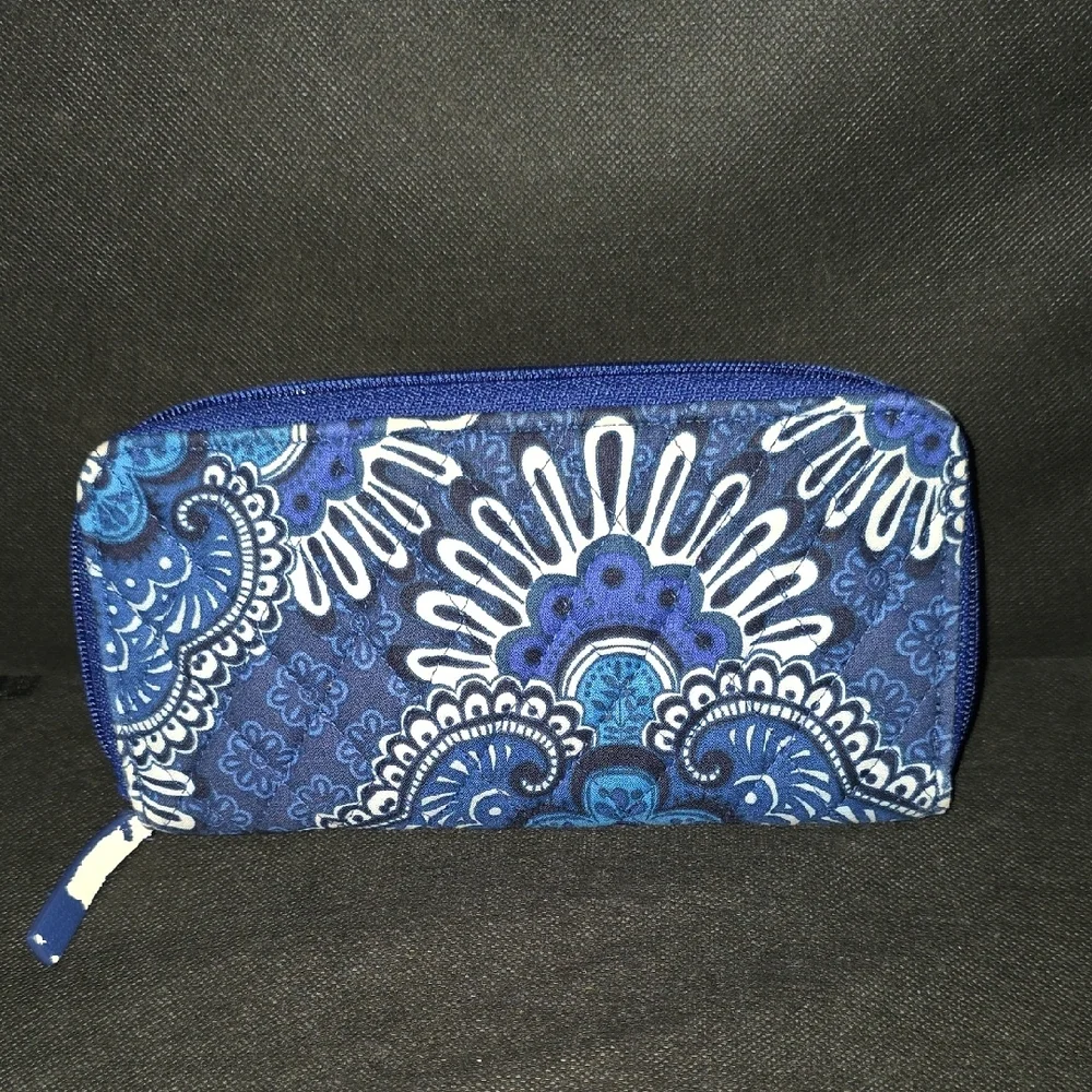 Vera Bradley RFID Accordion Wallet In "Blue Tapestry" pattern - Picture 6 of 9
